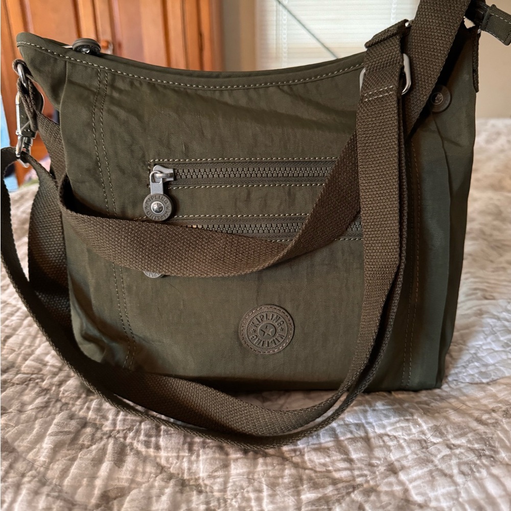EUC- Kipling Women's Belammie Crossbody; Olive Green